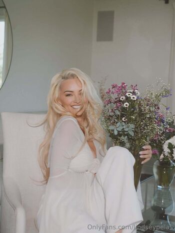 🔥 Lindsey pelas  page leaked private photo uncensored full