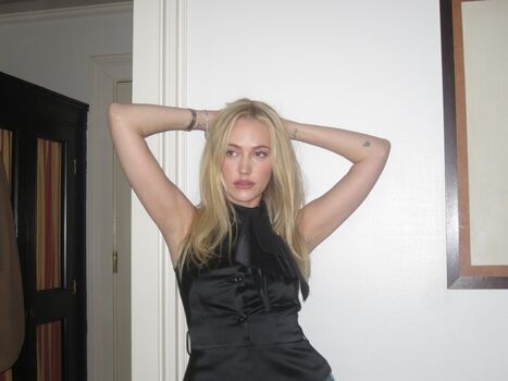 🔥 Maika monroe page leaked private photo uncensored full